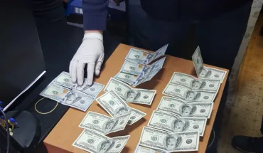 На Херсонщині затримали податківця за одержання 3000 доларів США неправомірної вигоди 